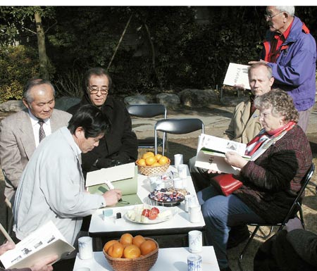 Masahiko Kimura autographing books